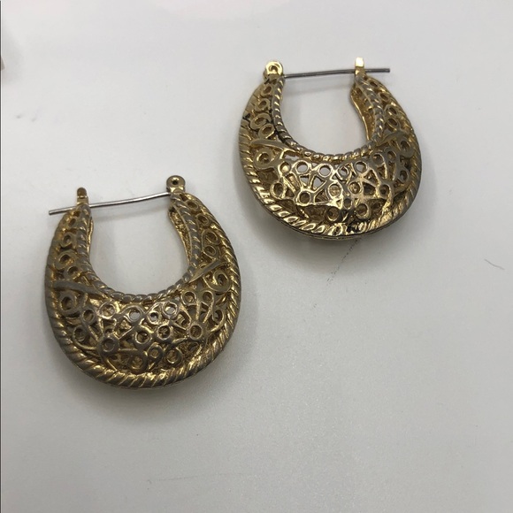 Elegant decorative design Gold Tone Filigree Basket Style Hoop Earrings VTG - Picture 1 of 4